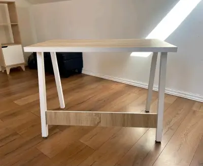 Mesa de madera estilo moderno para oficina o hogar - miniatura 1