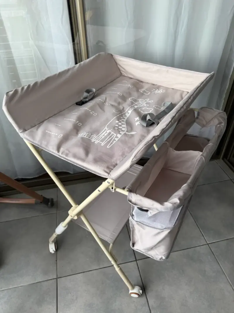 Cambiador plegable gris con cinturón y juguete - 1