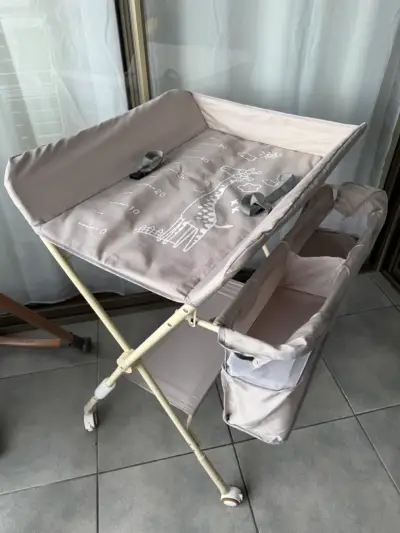 Cambiador plegable gris con cinturón y juguete - miniatura 1