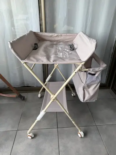 Cambiador plegable gris con cinturón y juguete - miniatura 2