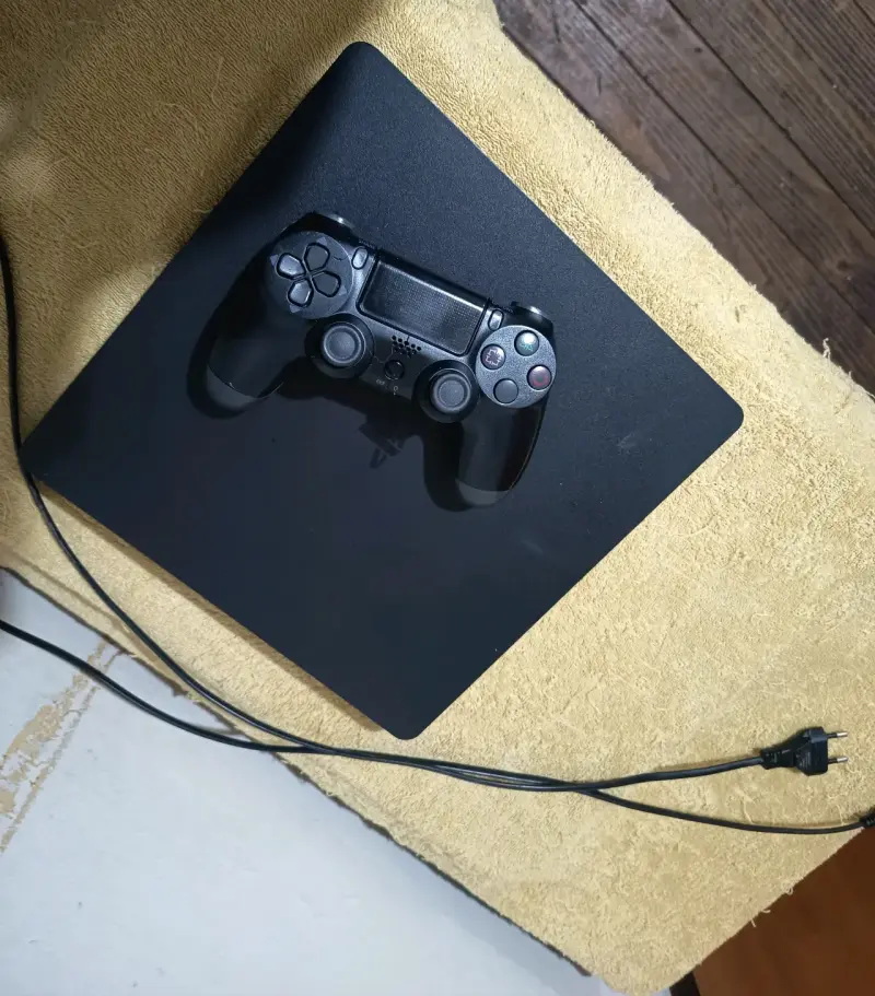 Consola PlayStation 4 con control y cables - 1