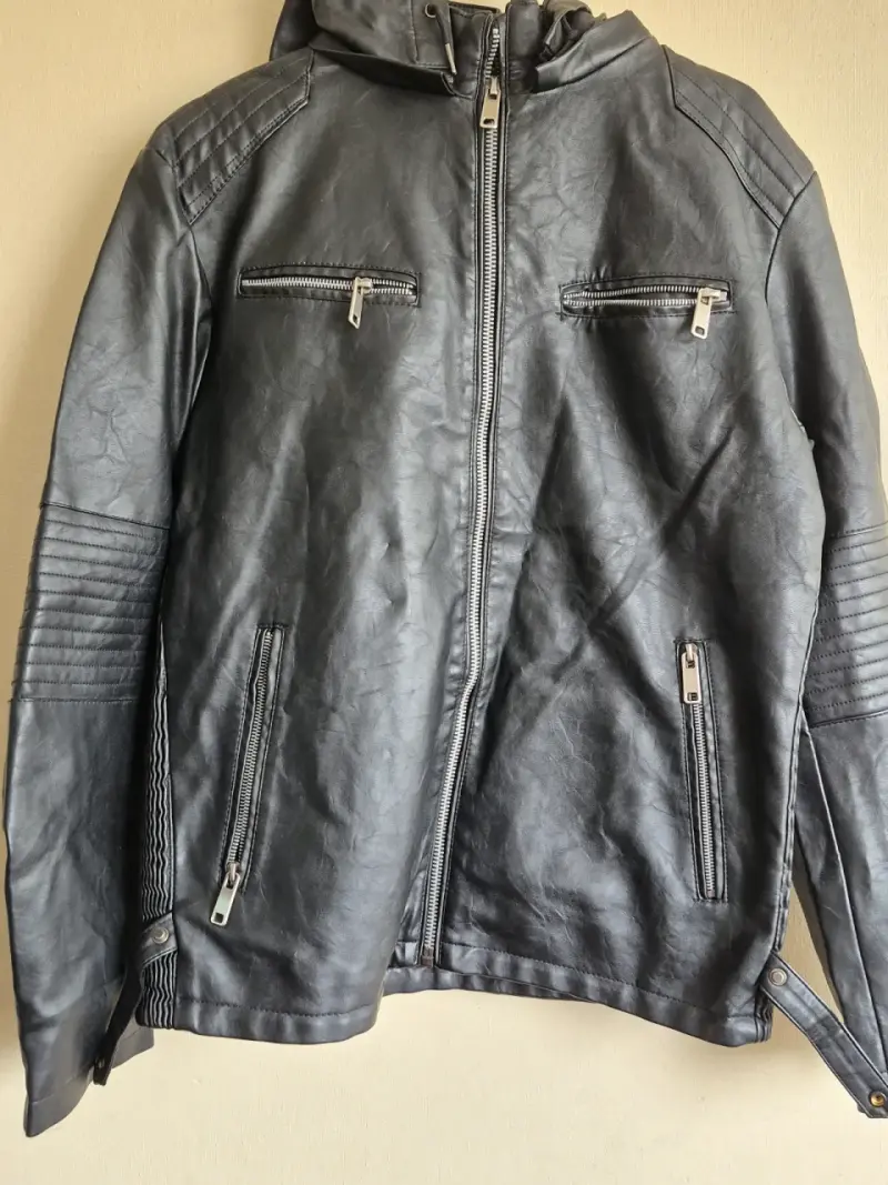 Chaqueta de cuero sintético negra con capucha - 1