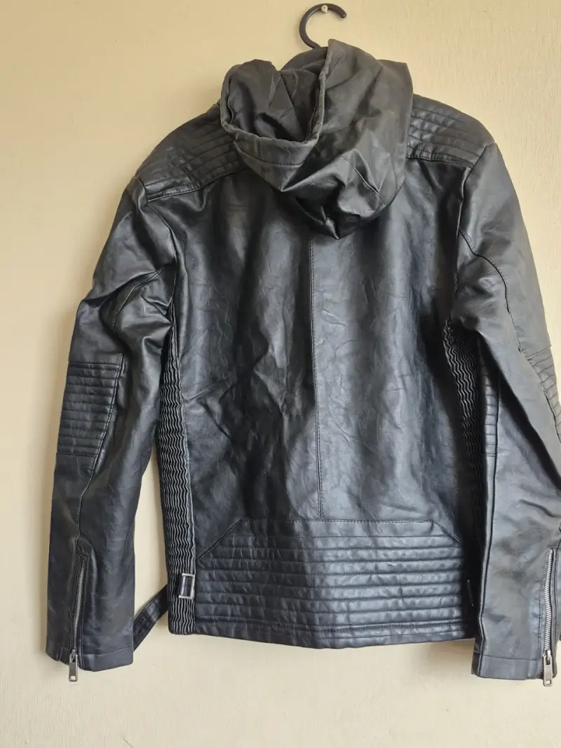 Chaqueta de cuero sintético negra con capucha - 2