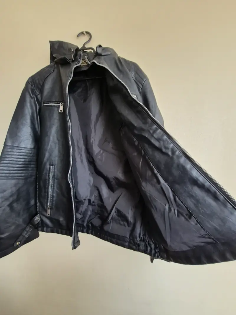 Chaqueta de cuero sintético negra con capucha - 3