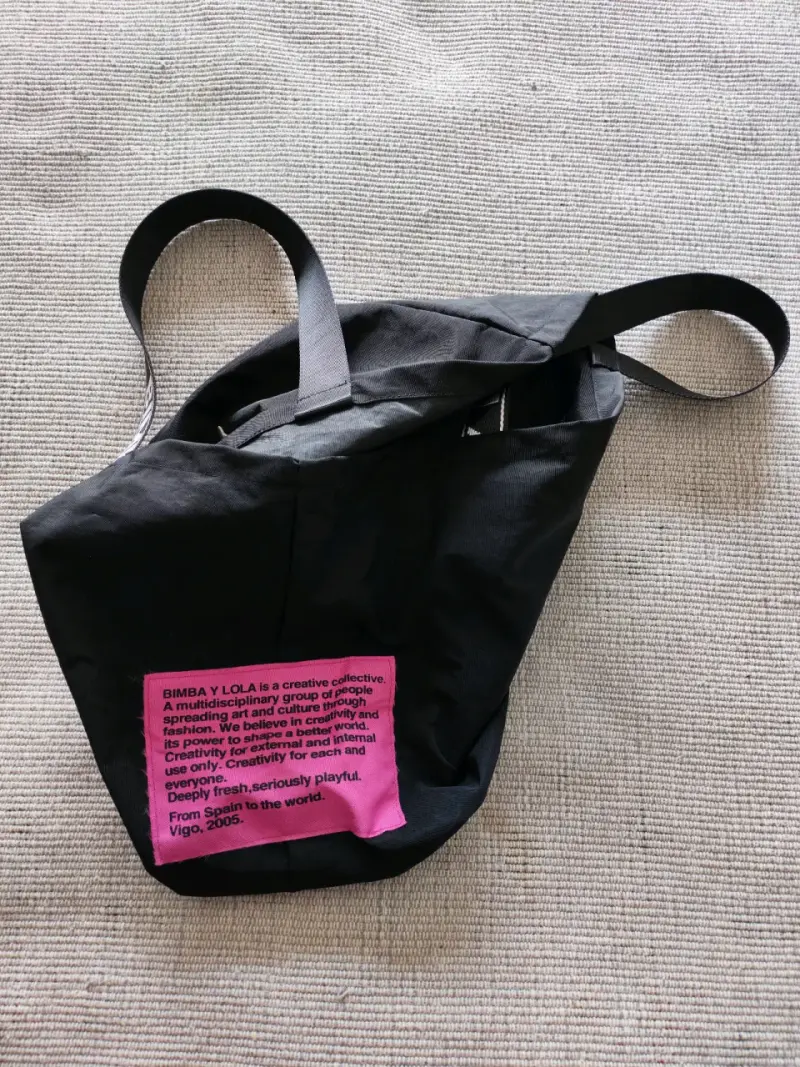 Bolso negro Bimba y Lola con diseño moderno - 2