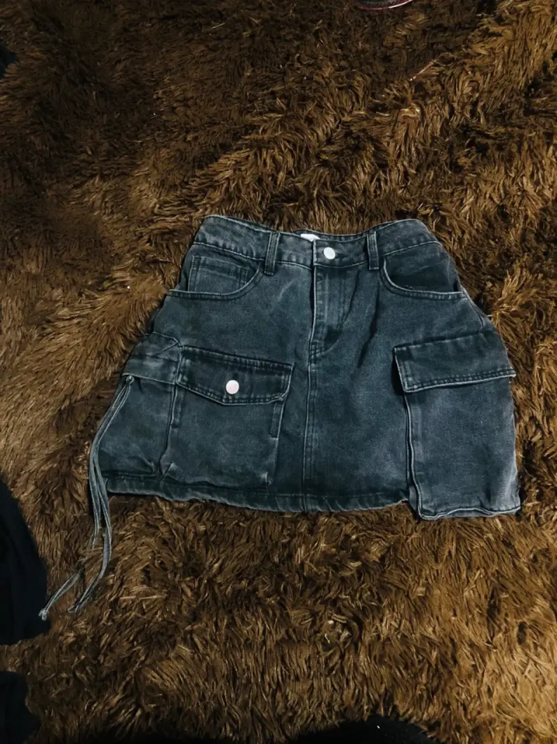 Falda corta de mezclilla con bolsillos talla m