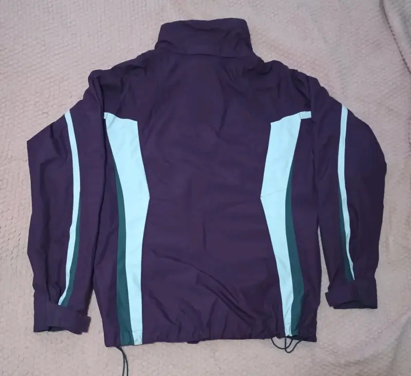 Chaqueta deportiva morada con detalles blancos - 2
