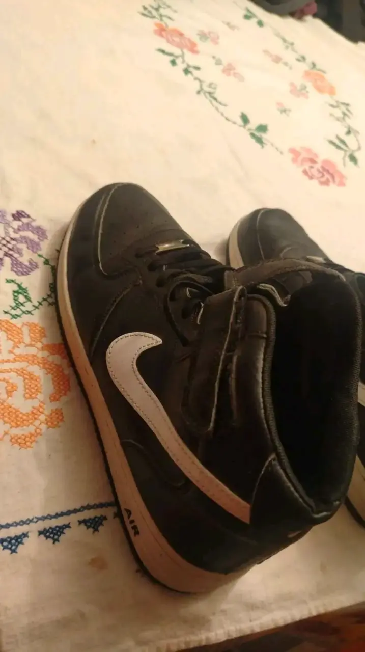 Zapatillas deportivas negras con logo blanco