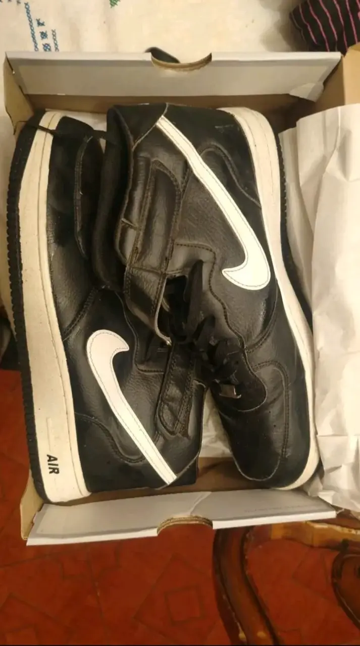 Zapatillas deportivas negras con logo blanco - 3