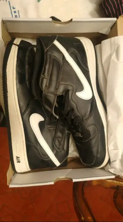 Zapatillas deportivas negras con logo blanco - miniatura 3