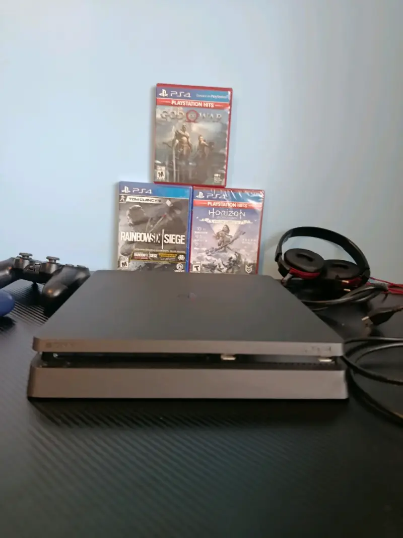 Consola PS4 con 3 juegos y 2 controles - 1