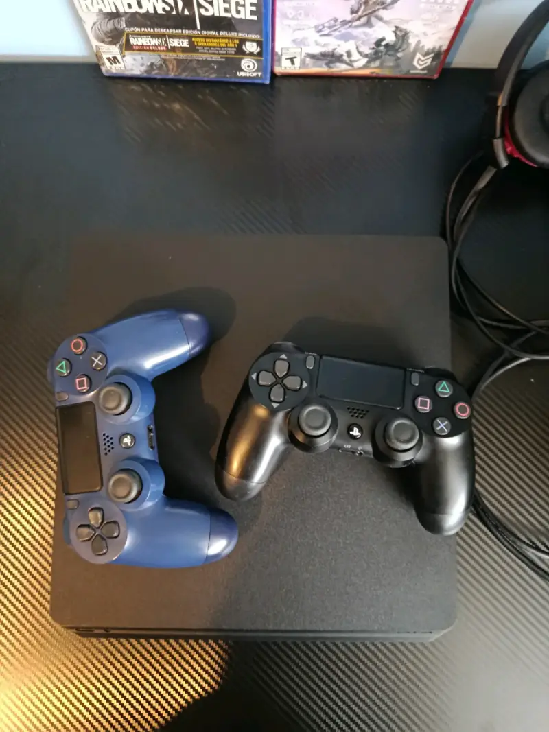 Consola PS4 con 3 juegos y 2 controles - 2