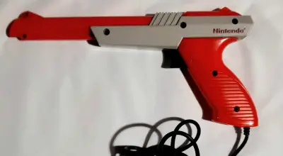 Pistola Zapper Nintendo NES 1985 Retro - miniatura 1