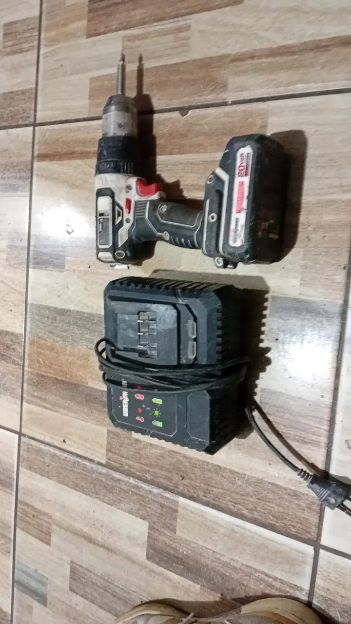 Taladro inalámbrico con cargador uberman 20V