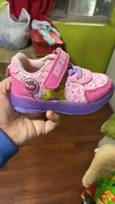 Zapatillas infantiles rosadas con diseño de Pooh - miniatura 1