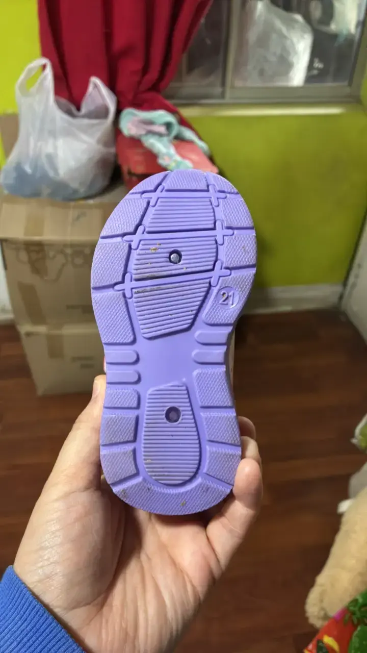 Zapatillas infantiles rosadas con diseño de Pooh - 2