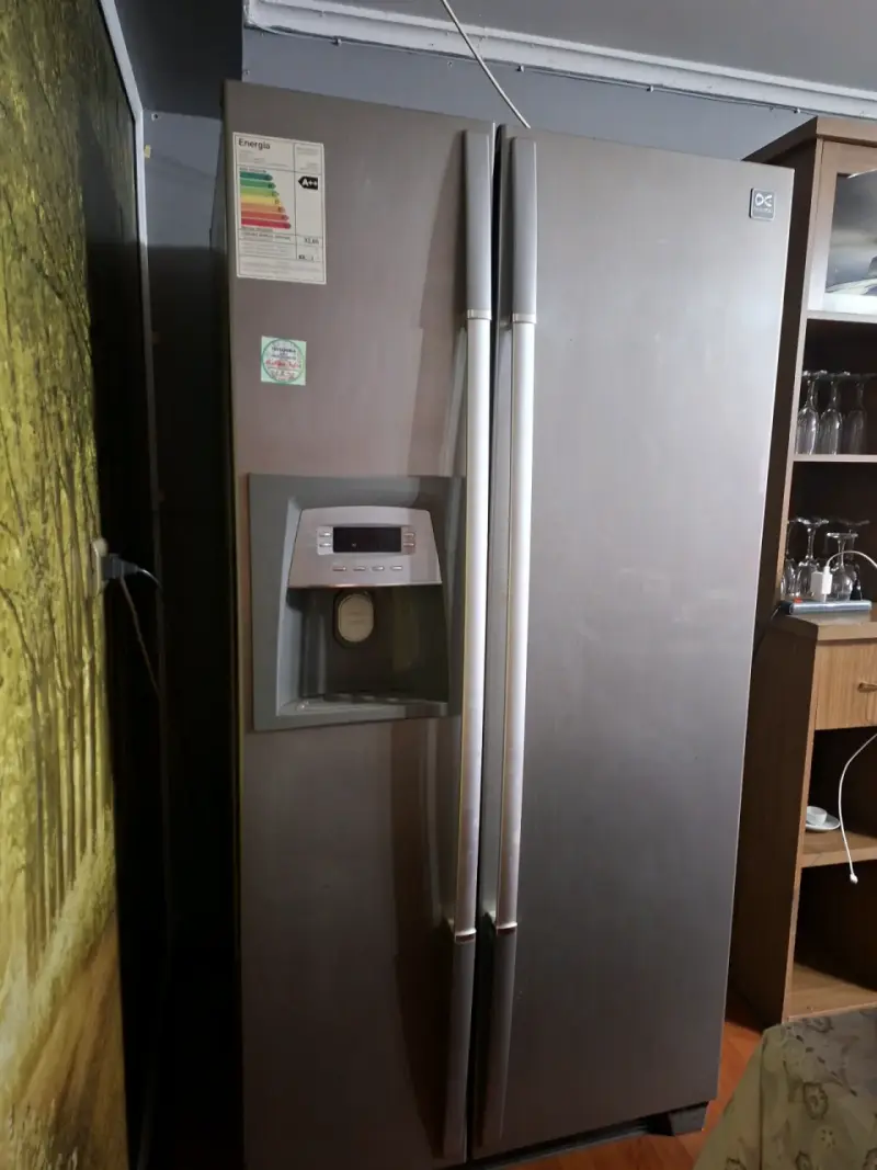 Refrigerador LG Side by Side con dispensador de agua - 1