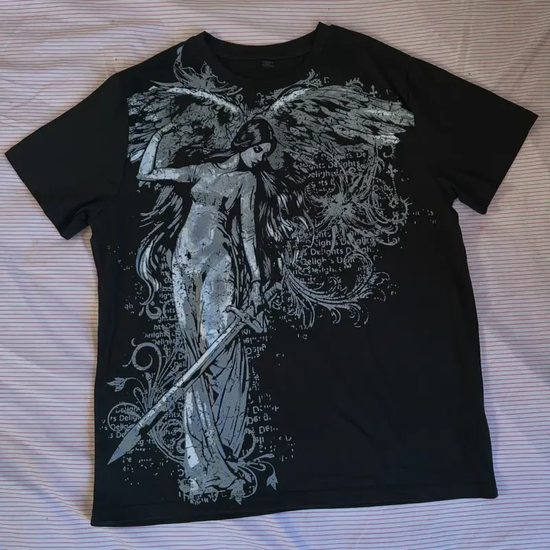 Polera negra con diseño de ángel Y2K