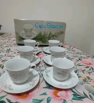 Juego de Tazas y Platillos de Porcelana Floral - miniatura 1