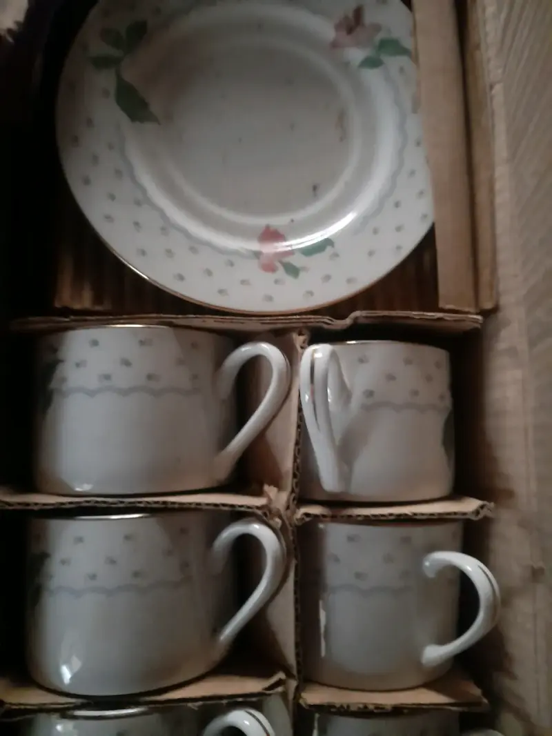 Juego de Tazas y Platillos de Porcelana Floral - 3