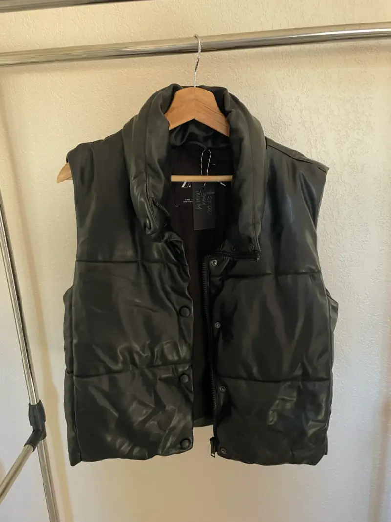 Chaleco acolchado negro sin mangas para mujer - 1