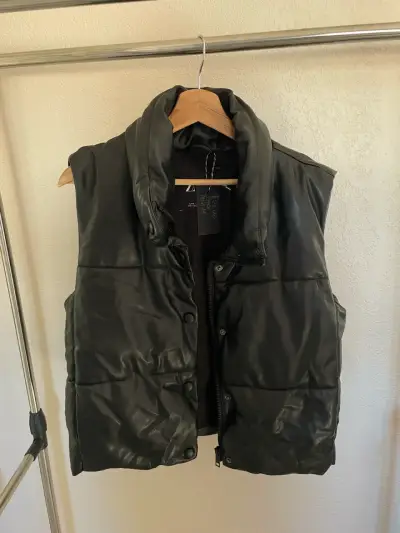Chaleco acolchado negro sin mangas para mujer - miniatura 1