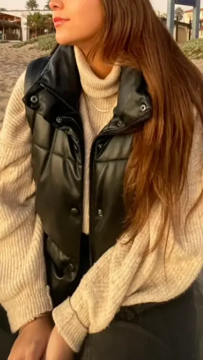 Chaleco acolchado negro sin mangas para mujer - miniatura 2