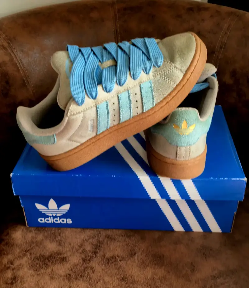 Zapatillas Adidas beige con celeste y suela de goma - 1