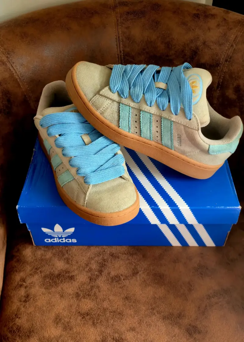 Zapatillas Adidas beige con celeste y suela de goma - 2
