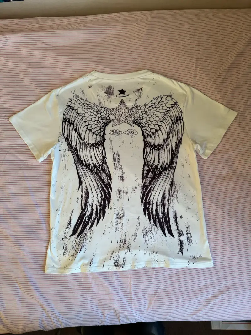 Polera blanca con diseño de alas Y2K