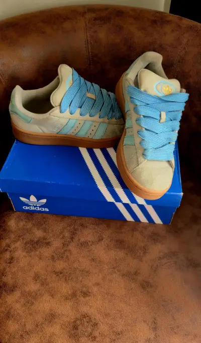 Zapatillas Adidas beige con celeste y suela de goma - miniatura 4