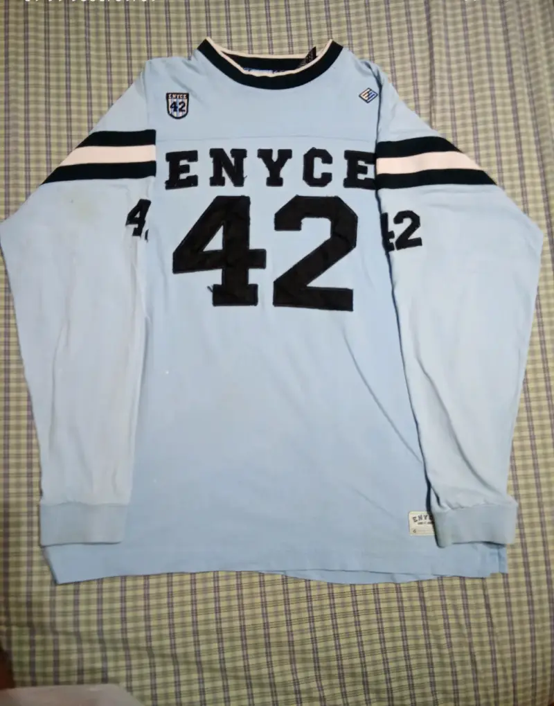 Polera azul ENYCE con número 42 - 1
