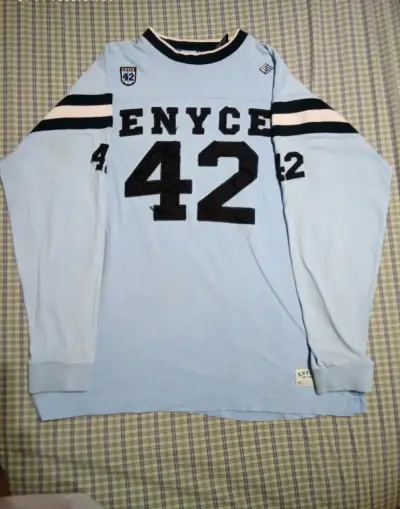 Polera azul ENYCE con número 42 - miniatura 1