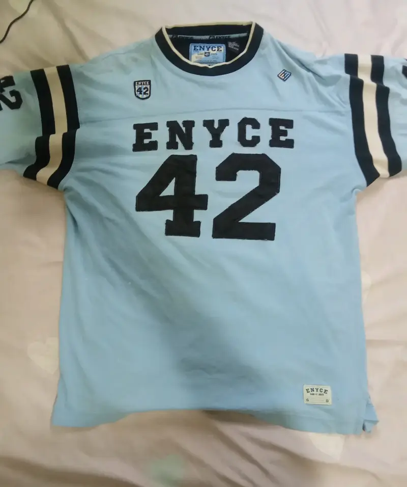 Polera azul ENYCE con número 42 - 2