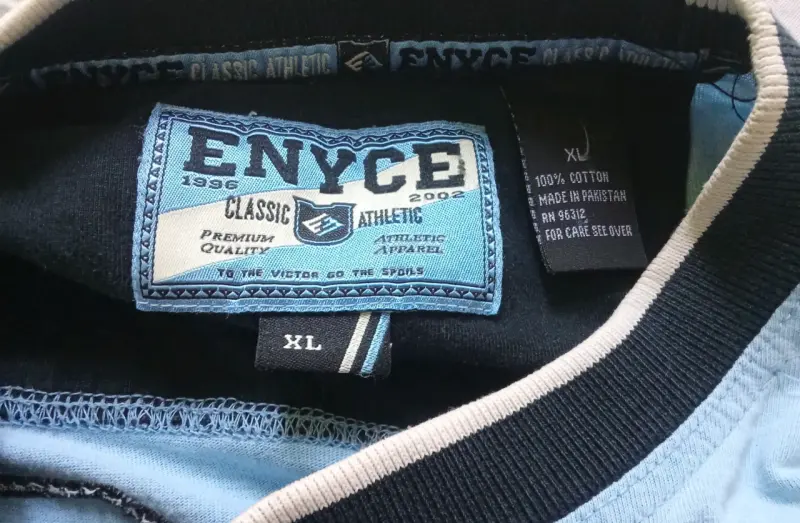 Polera azul ENYCE con número 42 - 3