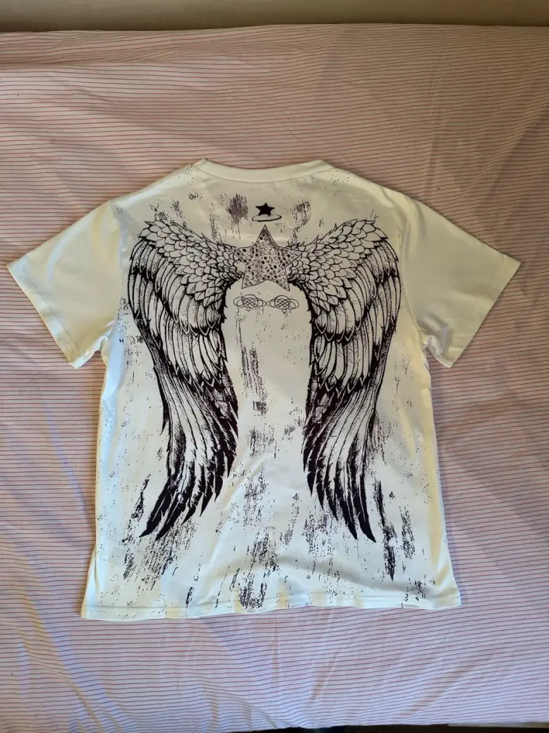 Polera blanca con diseño de alas Y2K