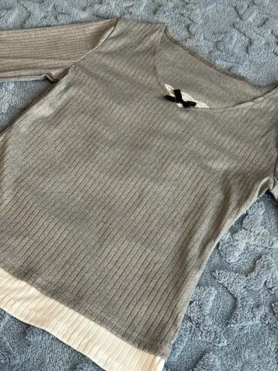 Polera de manga larga gris con detalle de encaje - miniatura 1