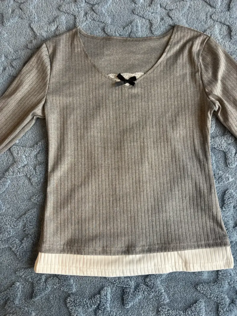 Polera de manga larga gris con detalle de encaje - 2