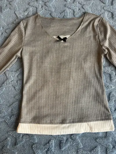 Polera de manga larga gris con detalle de encaje - miniatura 2