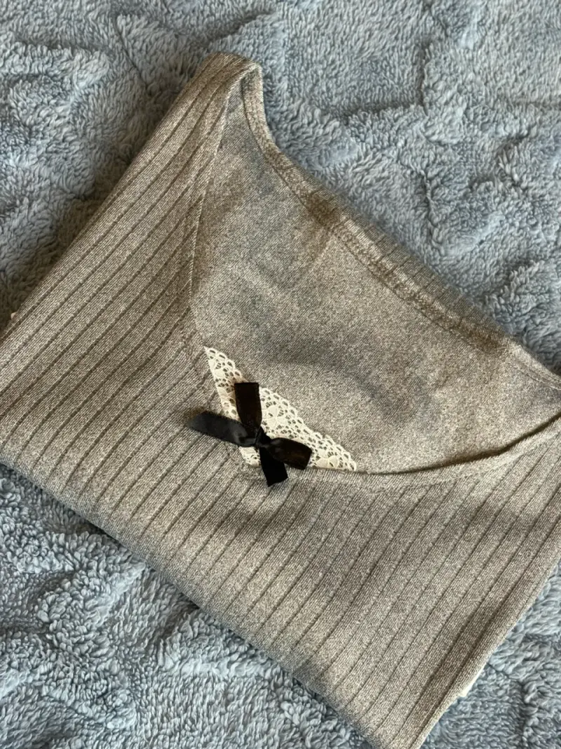 Polera de manga larga gris con detalle de encaje - 3