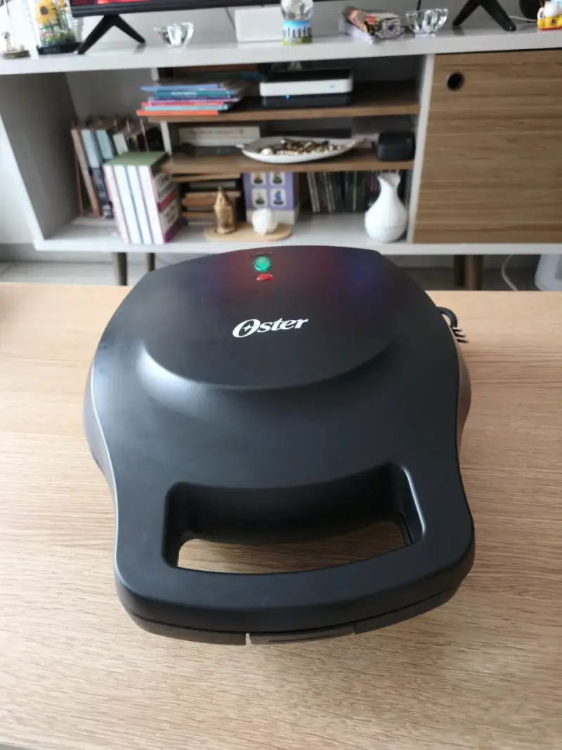 Máquina para hacer arepas Oster negra - 1