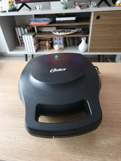 Máquina para hacer arepas Oster negra - miniatura 1