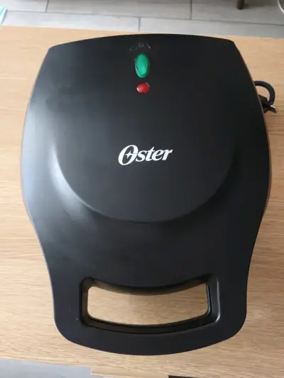 Máquina para hacer arepas Oster negra - miniatura 2