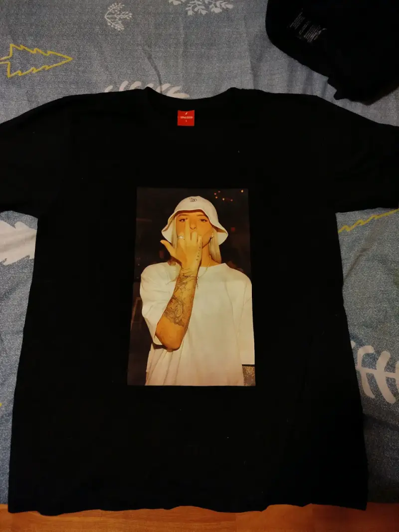 Polera negra con estampado de Young Miko - 1