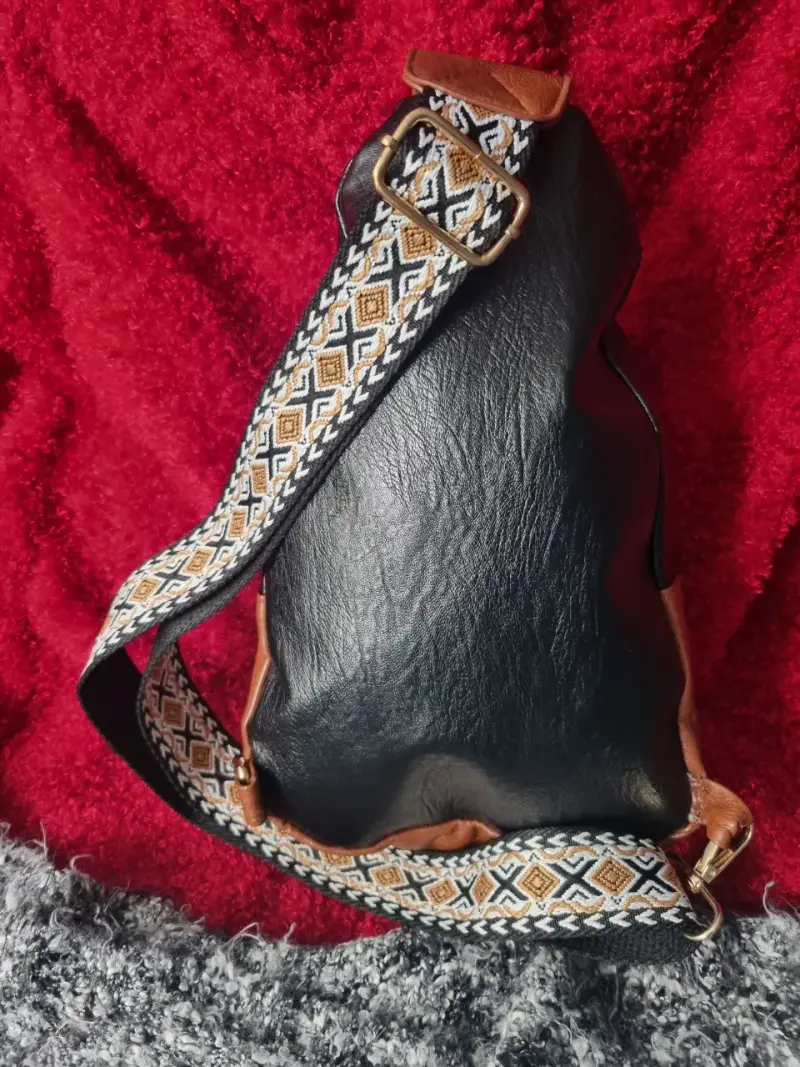 Mochila-bandolera con correa étnica. - 2