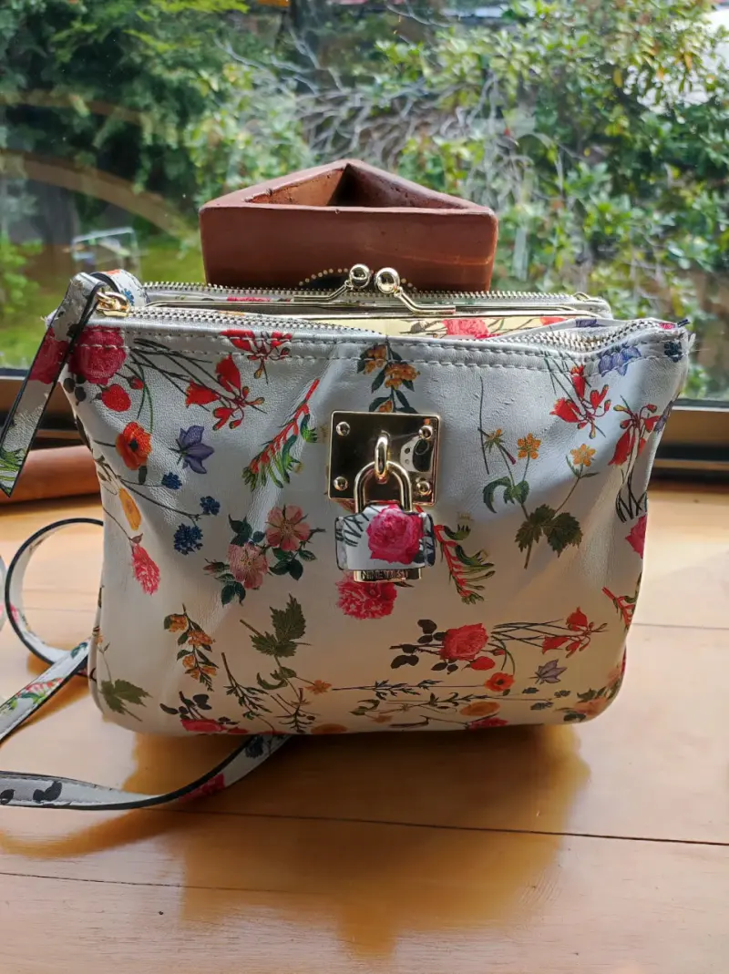 Cartera Nine West con estampado floral - 1