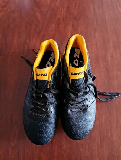 Zapatillas de fútbol niño Lotto negras y amarillas - miniatura 1