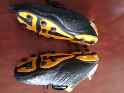 Zapatillas de fútbol niño Lotto negras y amarillas - miniatura 2