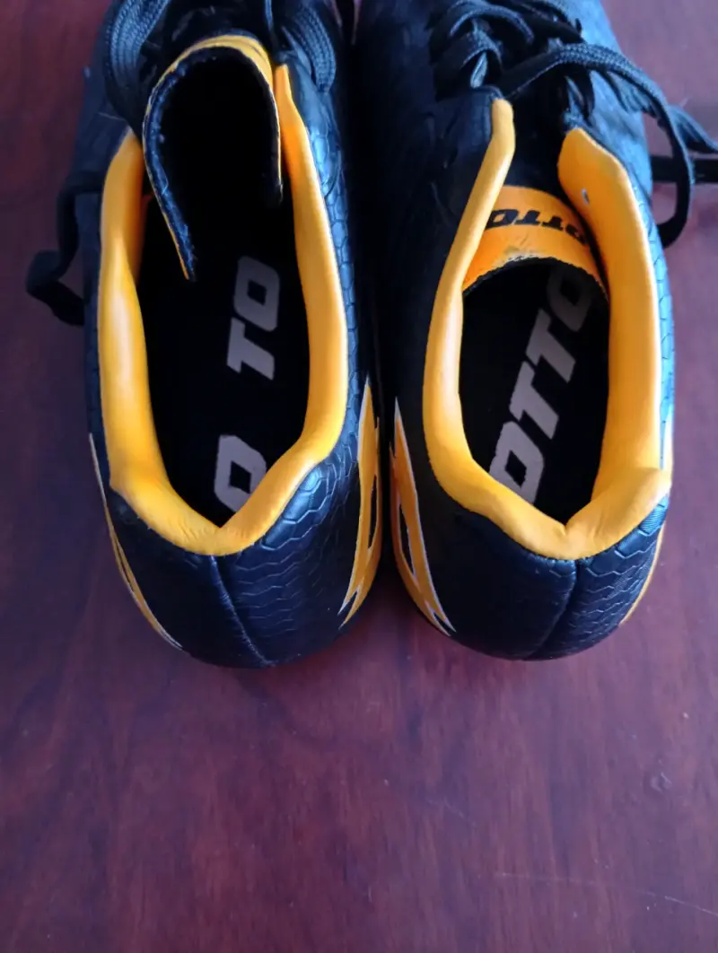Zapatillas de fútbol niño Lotto negras y amarillas - 3