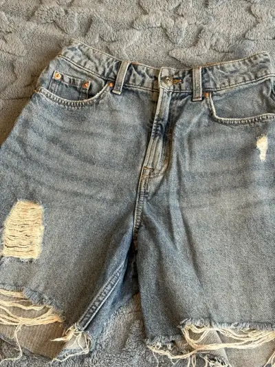 Shorts de mezclilla desgastados para mujer - miniatura 1